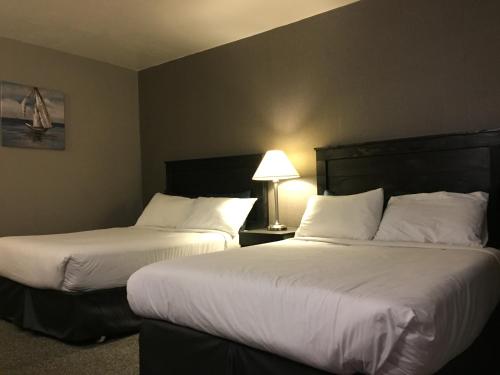 a hotel room with two beds and a lamp at Greenside Motel in Saint Andrews