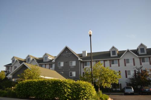 a view of a hotel from the street at Country Inn & Suites by Radisson, Gurnee, IL in Gurnee