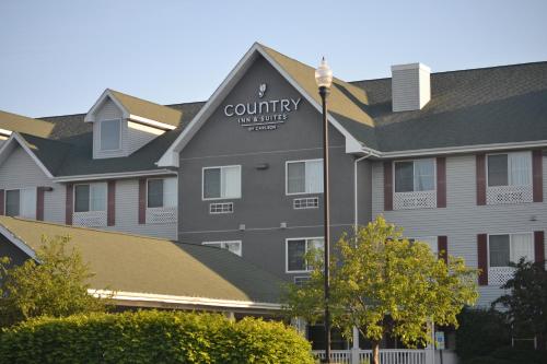 a building with a sign for county inns and suites at Country Inn & Suites by Radisson, Gurnee, IL in Gurnee