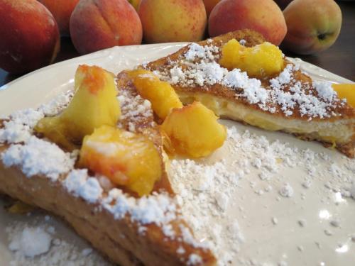 卡温顿The Twelve Oaks Bed & Breakfast的盘子里放着一块法式吐司和水果。