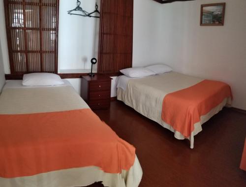 Un pat sau paturi într-o cameră la Heritage Inn