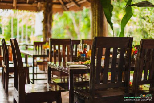 En restaurant eller et andet spisested på Khao Sok Cabana Resort