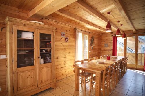 Zona de comedor en el chalet de montaña