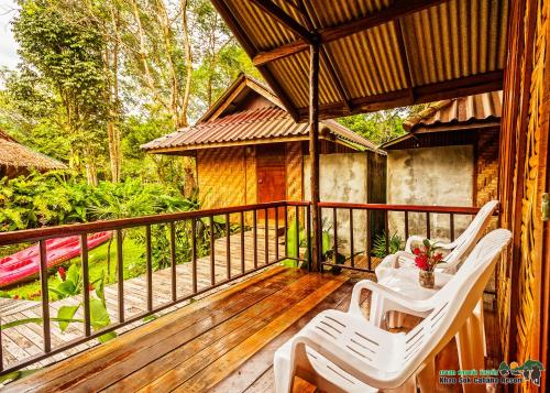 En balkon eller terrasse på Khao Sok Cabana Resort
