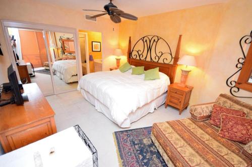 1 dormitorio con 1 cama grande y 1 sofá en Sonoran Spa Beachfront en Puerto Peñasco