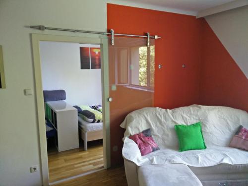 a living room with a couch and a mirror at Cosy flat near Schönbrunn in Vienna