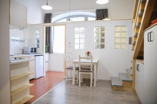 Virtuvė arba virtuvėlė apgyvendinimo įstaigoje Macskakő Apartman