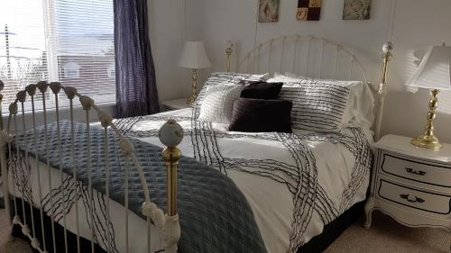 Ein Bett oder Betten in einem Zimmer der Unterkunft Blue Waters Cottage