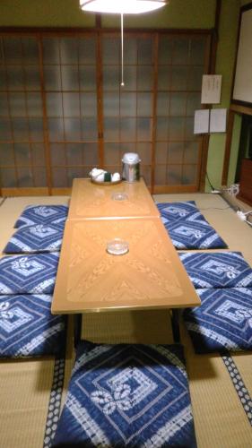 a wooden table sitting on top of a bed at Minshuku Takahashi Kashibuneten in Maisaka