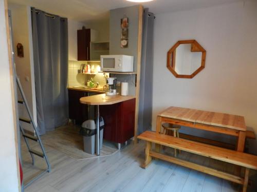 Esquièze - SèreにあるAppartement de montagneのテーブルと小さなキッチン付きの小さな部屋