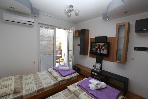 เตียงในห้องที่ Nova Apartments