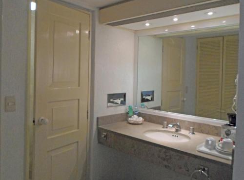 a bathroom with a sink and a large mirror at Hotel Viva Villahermosa in Villahermosa
