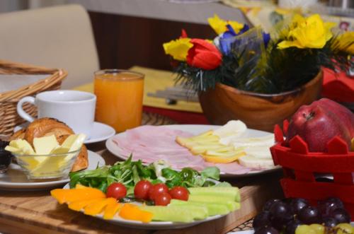 een tafel met schalen kaas, fruit en groenten bij Ezathouse Devičie in Krupina