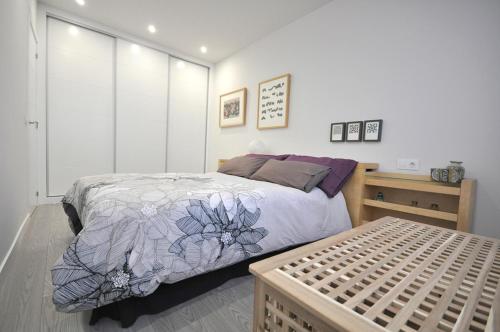 Un dormitorio con una cama y una mesa. en el11 apartamento, en Zamora