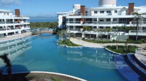 una grande piscina di fronte a un edificio di Cobertura magnífica frente mar a Florianópolis
