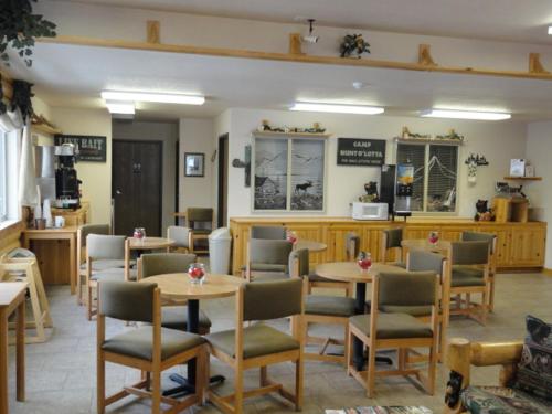 een restaurant met tafels en stoelen in een kamer bij Booneslick Lodge - Jane in Jane