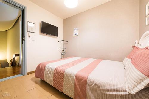 Una cama o camas en una habitación de Hongdae Style Guesthouse