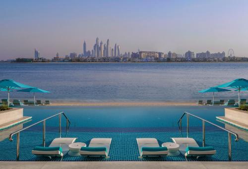 Bazén v ubytování The Retreat Palm Dubai MGallery by Sofitel nebo v jeho okolí