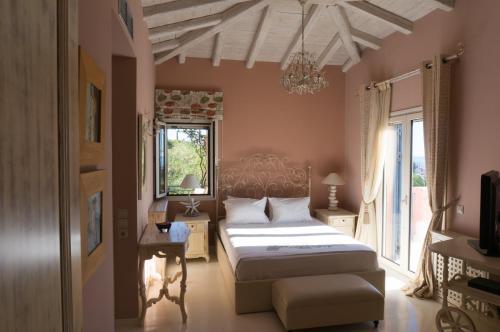 ポルト・ヘリにあるVilla GreJo Porto Heliのベッドルーム1室(ベッド1台、窓、シャンデリア付)