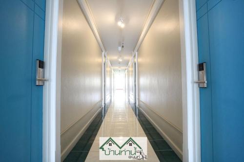 a hallway with a sign in the middle of a room at Baanthanam Nont in Nonthaburi