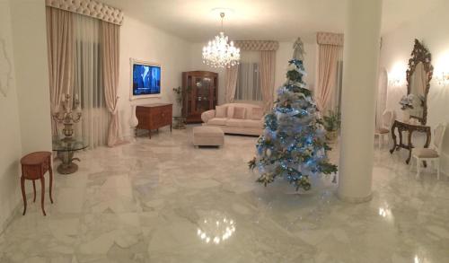 una sala de estar con un árbol de Navidad. en Villa Nicolaus, en Bari