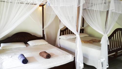Кровать или кровати в номере Soorya Guest Mirissa