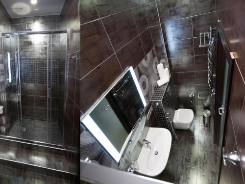 ウラジオストクにあるホテル ヴラドポイントのバスルーム(鏡、シンク、シャワー付)