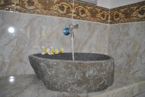 A bathroom at Budidin Homestay