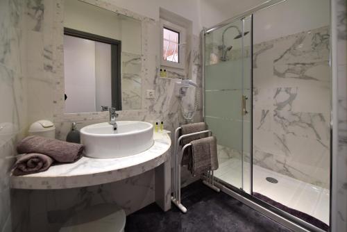 een badkamer met een wastafel en een douche bij Domaine De Foresta in Bonifacio