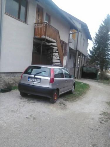una minivan estacionada frente a una casa en Apartman Aurelia, en Bihać