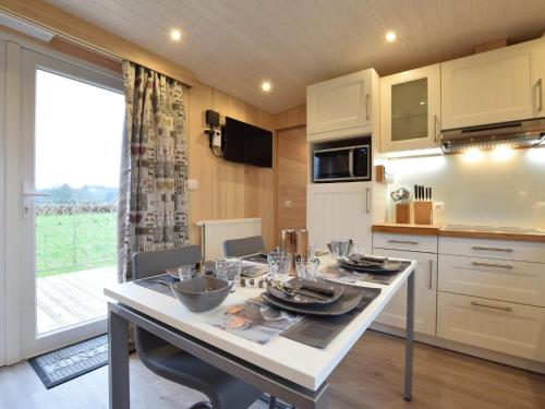Virtuve vai virtuves zona naktsmītnē Quaint Mobile Home with Sauna in Vielsalm