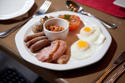 Mid IllovoにあるiNsingizi Lodgeの卵ソーセージと豆を含む朝食用の食品