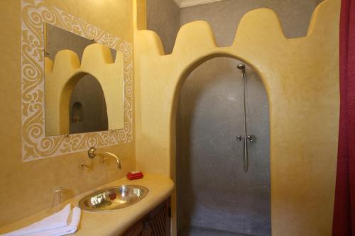 Ett badrum på Riad petit Karmela