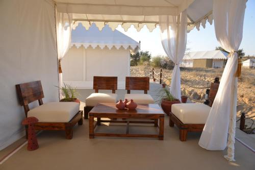 Balkón nebo terasa v ubytování Dhora Desert Resort And Spa