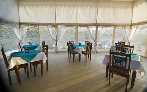 Restaurace v ubytování Dhora Desert Resort And Spa