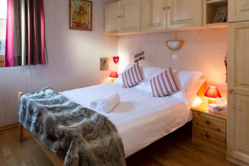 モルジヌにあるSimply Morzine - Apartment le Sautailletのベッドルーム1室(大きな白いベッド1台、枕2つ付)