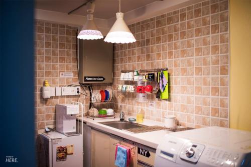 Majoituspaikan Hongdae Style Guesthouse keittiö tai keittotila