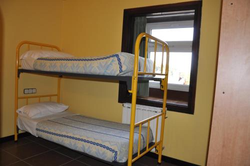 Alberg Residència Esportiva Els Isardsにある二段ベッド