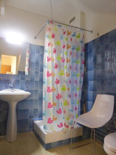 une salle de bain avec un rideau de douche avec des toilettes et un lavabo dans l'établissement 2EGA41 Studio Intra-muros proche plage, à Collioure
