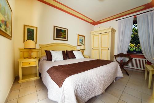 a bedroom with a large bed and a window at Residenze L'Uncinaia Holiday House in Perugia
