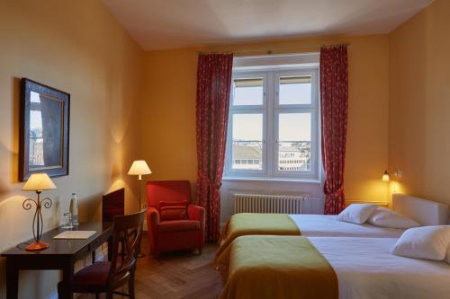 Habitación de hotel con 2 camas y ventana en hotel brasserie au violon, en Basilea