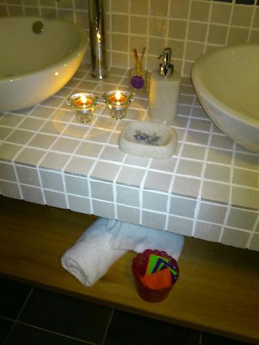 a bathroom counter with towels and a sink at Quinta Vale do Nox in Serrazes