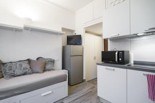 eine kleine Küche mit einem Bett und einem Kühlschrank in der Unterkunft PrimoPiano - RG26 in Mailand