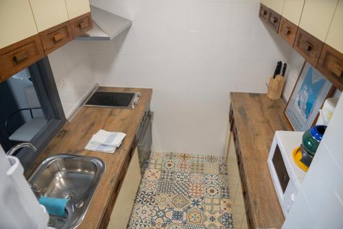 une petite cuisine avec évier et comptoir dans l'établissement Fabuloso Apartamento En Sierra Nevada, à Sierra Nevada