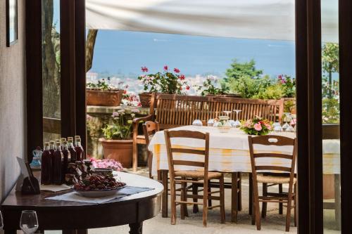 una mesa y sillas en un balcón con vistas en Agriturismo Antico Casale Colli Di San Pietro, en Piano di Sorrento