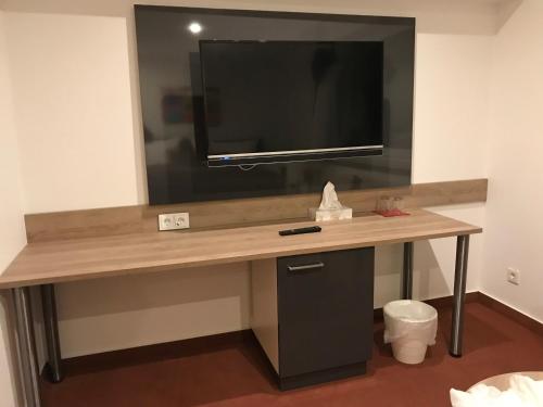 A television and/or entertainment centre at Pension Scheiber Hof