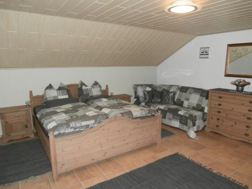 een slaapkamer met een bed en een bank bij Weineck in Nejdek