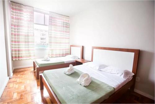 1 dormitorio con 2 camas y toallas. en Copacabana Posto 6 Renovated 2023, en Río de Janeiro