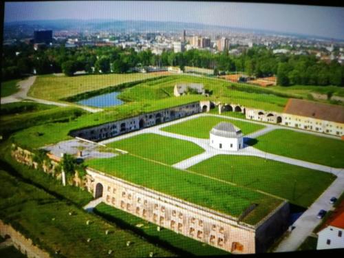 uma vista aérea de um edifício com um pátio verde em sara1 em Slavonski Brod