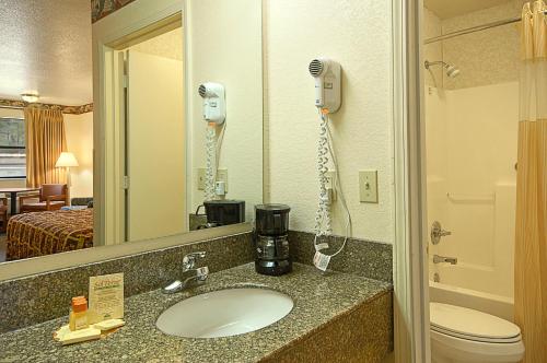 baño con lavabo en una habitación de hotel en Days Inn by Wyndham Fordyce, en Fordyce